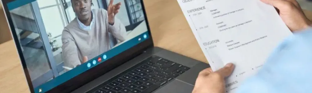 Infographic illustrating how startups can hire remote employees through virtual recruitment, digital onboarding, and remote collaboration to build a successful distributed team.